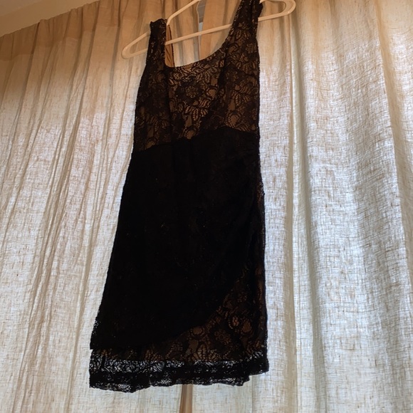 Black lace and nude dress - Picture 4 of 5